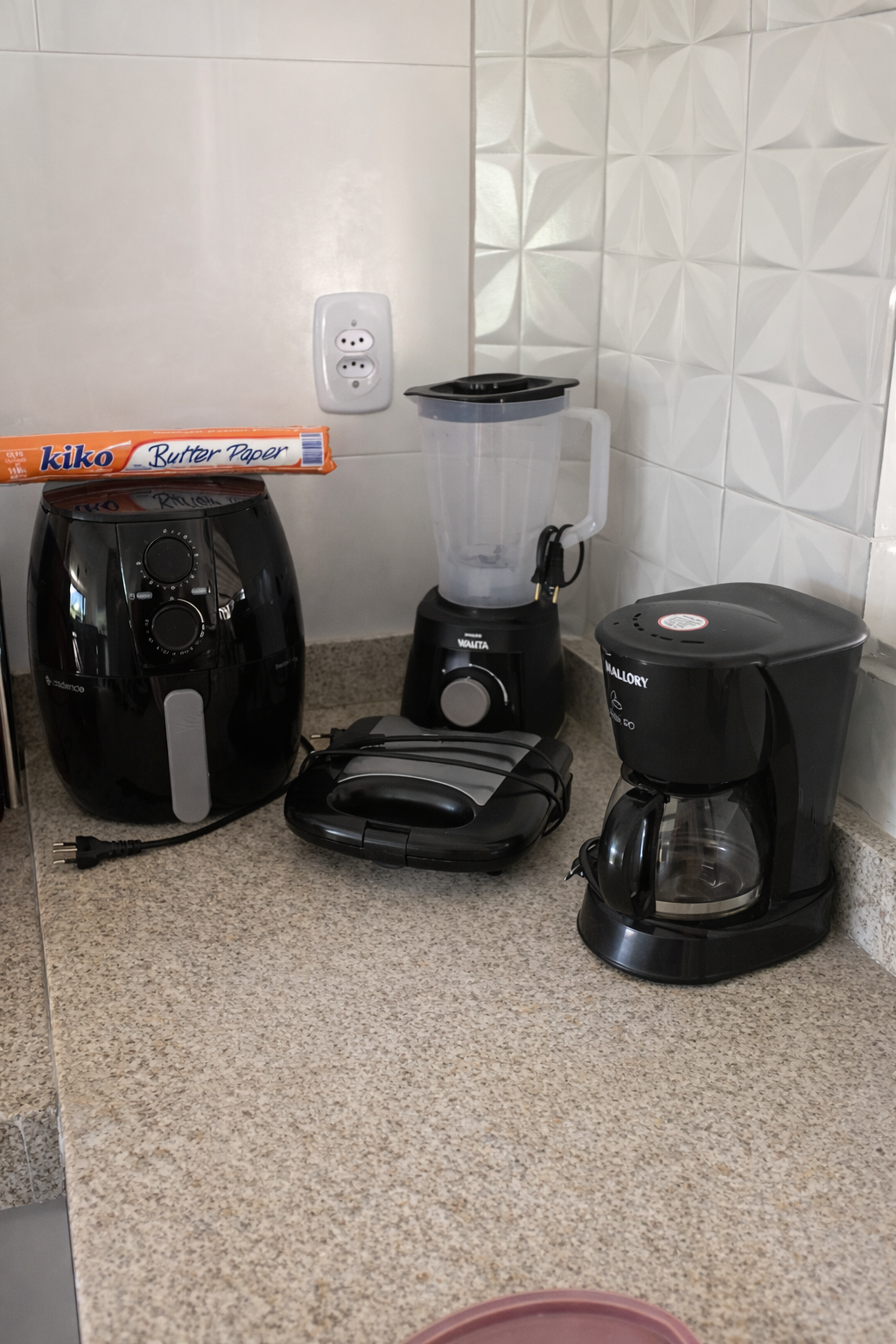 Cozinha completa com ilha em sítio para temporada